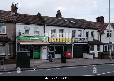 Une rangée de magasins le long de Movers Lane à Barking, est de Londres, Royaume-Uni Banque D'Images