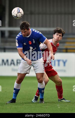 Exeter, Royaume-Uni.13 novembre 2021.EXETER, GBR.13 NOV. Les tussles Harrison McGahey d'Oldham Athletic avec Josh Key d'Exeter City pendant le match Sky Bet League 2 entre Exeter City et Oldham Athletic au parc St James', Exeter, le samedi 13 novembre 2021.(Credit: Eddie Garvey | MI News) Credit: MI News & Sport /Alay Live News Banque D'Images