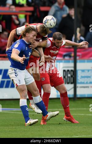 Exeter, Royaume-Uni.13 novembre 2021.EXETER, GBR.13 NOV. Carl Piergianni d'Oldham Athletic combat pour le ballon lors du match Sky Bet League 2 entre Exeter City et Oldham Athletic à St James' Park, Exeter le samedi 13 novembre 2021.(Credit: Eddie Garvey | MI News) Credit: MI News & Sport /Alay Live News Banque D'Images