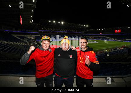 Les supporters du pays de Galles se trouvent sur le terrain pour le match de qualification de la coupe du monde de la FIFA au Cardiff City Stadium, Cardiff.Date de la photo: Samedi 13 novembre 2021. Banque D'Images