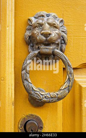 K.O. métallique à tête de lion sur une porte en bois, Ouro Preto, Brésil Banque D'Images