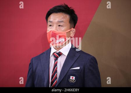 24 JUILLET 2021 - TOKYO, JAPON: MINORU Konegawa sur le point d'entraîner son étudiant TAKATO Naohisa du Japon dans le Judo Men -60 kg semifinal au Tokyo 2020 Banque D'Images