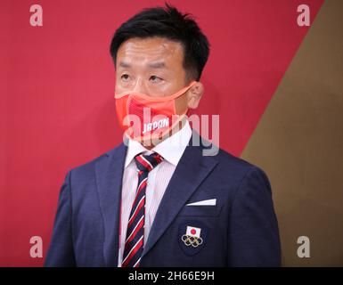 24 JUILLET 2021 - TOKYO, JAPON: MINORU Konegawa sur le point d'entraîner son étudiant TAKATO Naohisa du Japon dans le Judo Men -60 kg semifinal au Tokyo 2020 Banque D'Images