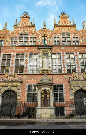 GDANSK, POLOGNE - 08 octobre 2021 : vue extérieure du grand bâtiment militaire contre un ciel bleu clair à Gdansk, en Pologne Banque D'Images