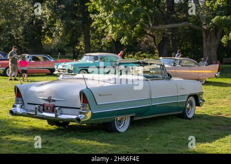 GROSSE POINTE SHORES, MI/USA - 19 SEPTEMBRE 2021 : une voiture Packard Caribbean 1955, spectacle de voitures EyesOn Design, près de Detroit, Michigan. Banque D'Images