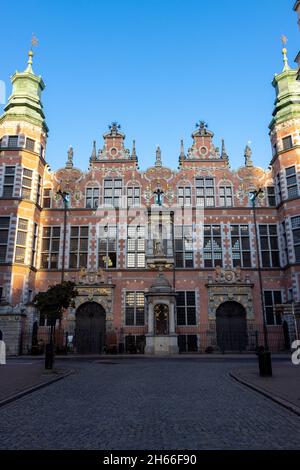 GDANSK, POLOGNE - 08 octobre 2021 : vue extérieure du grand bâtiment militaire contre un ciel bleu clair à Gdansk, en Pologne Banque D'Images