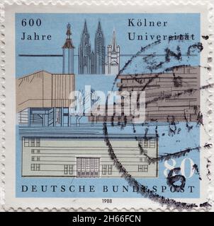 ALLEMAGNE - VERS 1988: Timbre-poste de l'Allemagne, montrant le bâtiment de l'université et les tours de l'église de Cologne.600 ans de l'Université de Colog Banque D'Images