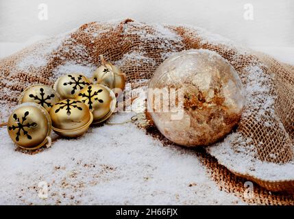 Scène de Noël enneigée avec décor et neige décorative Banque D'Images