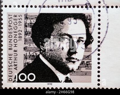 ALLEMAGNE - VERS 1992 : timbre-poste de l'Allemagne, montrant le portrait avec la musique en feuilles du compositeur Arthur Honegger (1892-1955) pour son 100e anniversaire Banque D'Images