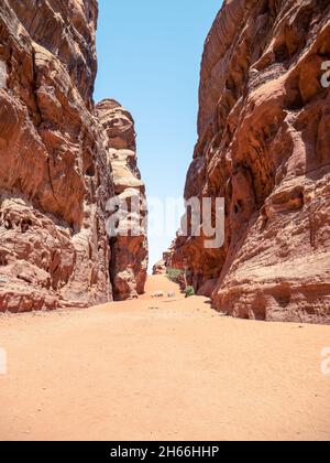 Canyon Abu Khashaba dans le désert de roche rouge de Wadi Rum, Jordanie. Banque D'Images