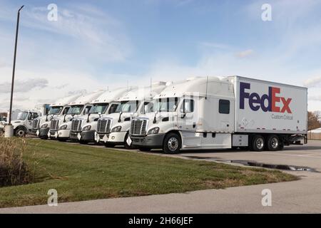 Pi.Wayne - Circa novembre 2021: Navistar International semi-Tractor Trailer Trucks in FedEx Livery.Navistar est une filiale de Traton. Banque D'Images