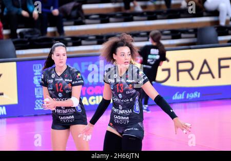 Trento, Italie.13 novembre 2021.Valentina Diouf Anastasia Guerra (Bartoccini Infissi Pérouse) pendant Delta Despar Trentin vs Bartoccini Fortinfissi Pérouse, Volleyball Italien série A1 femmes Match à Trento, Italie, novembre 13 2021 crédit: Agence de photo indépendante / Alamy Live News Banque D'Images