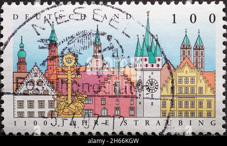 ALLEMAGNE - VERS 1997 : un timbre-poste de l'Allemagne, montrant un dessin du paysage urbain historique de Straubing 1100 ans Banque D'Images