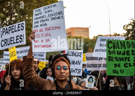 Madrid, Espagne.13 novembre 2021.Les gens protestent avec des pancartes lors d'une manifestation contre le racisme.Credit: Marcos del Mazo/Alay Live News Banque D'Images