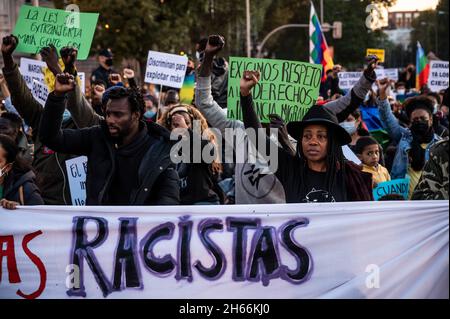 Madrid, Espagne.13 novembre 2021.Les gens sont vus protester lors d'une manifestation contre le racisme.Credit: Marcos del Mazo/Alay Live News Banque D'Images
