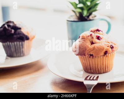 Mise au point sélective muffins aux myrtilles dans un panier muffins aux myrtilles cuits refroidissement avec lumière chaude Banque D'Images