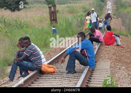 Les jeunes sont vus assis sur la ligne de chemin de fer reliant Harare et Mutare à Marondera.Les lignes de chemin de fer du Zimbabwe ne sont pas très utilisées et sont devenues un endroit préféré pour se détendre pour les jeunes.Zimbabwe. Banque D'Images