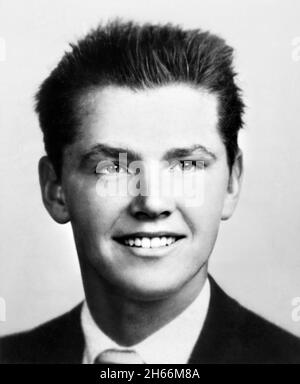 1954 , USA : le célèbre acteur américain JACK NICHOLSON ( né en 1937 ) quand était un jeune garçon de 17 ans , photo sur l'Annuaire du lycée .Photographe inconnu .- HISTOIRE - FOTO STORICHE - ATTORE - FILM - CINÉMA - ADOLESCENT - personalità da giovani giovane - personnalités quand était jeune - INFANZIA - ENFANCE - BAMBINO - BAMBINI - ENFANTS - ENFANT - sourire - sorriso --- ARCHIVIO GBB Banque D'Images