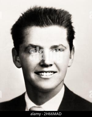 1954 , USA : le célèbre acteur américain JACK NICHOLSON ( né en 1937 ) quand était un jeune garçon de 17 ans , photo sur l'Annuaire du lycée .Photographe inconnu .- HISTOIRE - FOTO STORICHE - ATTORE - FILM - CINÉMA - ADOLESCENT - personalità da giovani giovane - personnalités quand était jeune - INFANZIA - ENFANCE - BAMBINO - BAMBINI - ENFANTS - ENFANT - sourire - sorriso --- ARCHIVIO GBB Banque D'Images