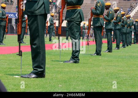 Un officier militaire est vu debout en garde d'honneur au Stade sportif national de Harare, au Zimbabwe. Banque D'Images