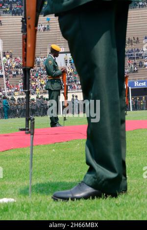 Un officier militaire est vu debout en garde d'honneur au Stade sportif national de Harare, au Zimbabwe. Banque D'Images