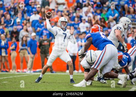 13 novembre 2021 : le quarterback de Samford Bulldogs Liam Welch (7) se lance devant un coéquipier pendant le match de football de la NCAA entre les Samford Bulldogs et les Florida Gators au stade Ben Hill Griffin Gainesville, FL.Jonathan Huff/CSM. Banque D'Images