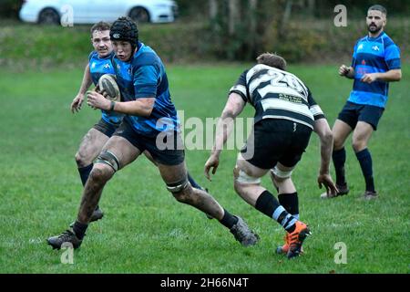 Trebanos, pays de Galles.13 novembre 2021.Declan Bale of Trebanos RFC court avec le ballon lors du WRU Admiral National Championship match entre Trebanos et Cross Keys au Trebanos Park à Trebanos, pays de Galles, Royaume-Uni le 13 novembre 2021.Crédit : Duncan Thomas/Majestic Media/Alay Live News. Banque D'Images