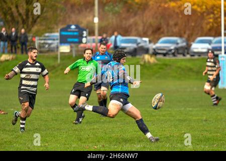 Trebanos, pays de Galles.13 novembre 2021.Tom Dew de Trebanos RFC donne un coup d'envoi au championnat national Admiral WRU entre Trebanos et Cross Keys au parc Trebanos à Trebanos, pays de Galles, Royaume-Uni, le 13 novembre 2021.Crédit : Duncan Thomas/Majestic Media/Alay Live News. Banque D'Images