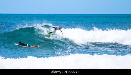 FLORIANOPOLIS, BRÉSIL - 01 avril 2019 : surfeur professionnel qui monte sur la crête d'une vague à Florianopolis, Brésil Banque D'Images