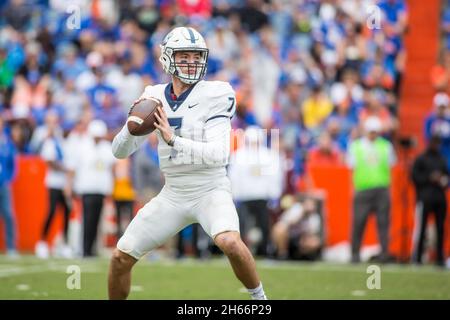 13 novembre 2021 : le quarterback de Samford Bulldogs Liam Welch (7) se lance devant un coéquipier pendant le match de football de la NCAA entre les Samford Bulldogs et les Florida Gators au stade Ben Hill Griffin Gainesville, FL.Jonathan Huff/CSM. Banque D'Images