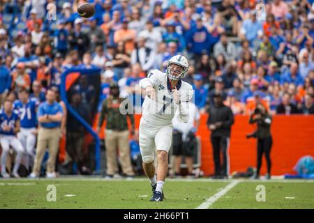 13 novembre 2021 : le quarterback de Samford Bulldogs Liam Welch (7) se lance devant un coéquipier pendant le match de football de la NCAA entre les Samford Bulldogs et les Florida Gators au stade Ben Hill Griffin Gainesville, FL.Jonathan Huff/CSM. Banque D'Images
