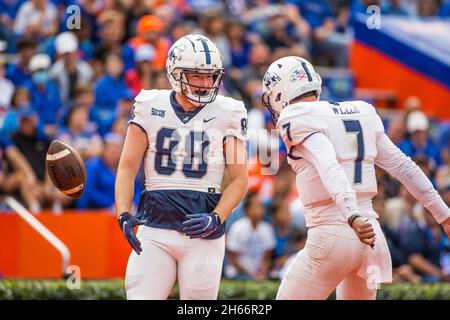 13 novembre 2021 : Samford Bulldogs Tight End Michael Vice (88) célèbre le toucher avec le quartier de Samford Buldogs Liam Welch (7) lors du match de football de la NCAA entre les Samford Buldogs et les Florida Gators au stade Ben Hill Griffin Gainesville, FL.Jonathan Huff/CSM. Banque D'Images
