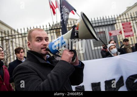 Marcin Kowalski, vice-président de la jeunesse polonaise, parle d'un mégaphone lors de la manifestation.Nie dla Masowej Imigracji!('non pour l'immigration de masse!')- sous ce slogan, les membres de l'organisation nationaliste de la jeunesse polonaise (Mlodziez Wszechpolska) ont protesté devant l'hôtel de ville de Varsovie contre les migrations illégales et la situation à la frontière orientale de la Pologne.Les manifestants voulaient également manifester leur solidarité avec les gardes-frontières polonais, les soldats et les policiers qui défendent la frontière polonaise-biélorusse.(Photo par Attila Husejnow/SOPA Images/Sipa USA) Banque D'Images