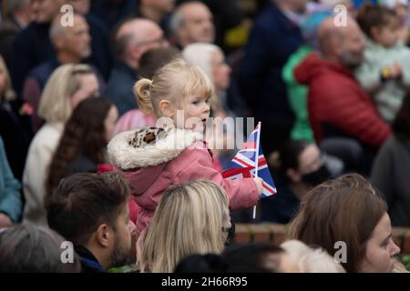 Le 100e défilé d'armistice de Bedworth qui a lieu le 11 novembre 2021.Photo de la foule dans le centre-ville regardant le service sur un grand écran. Banque D'Images