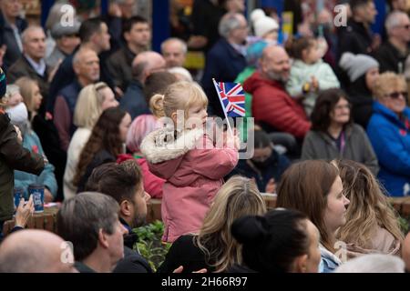 Le 100e défilé d'armistice de Bedworth qui a lieu le 11 novembre 2021.Photo de la foule dans le centre-ville regardant le service sur un grand écran. Banque D'Images