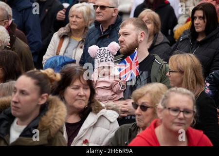 Le 100e défilé d'armistice de Bedworth qui a lieu le 11 novembre 2021.Photo de la foule dans le centre-ville regardant le service sur un grand écran. Banque D'Images