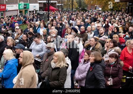 Le 100e défilé d'armistice de Bedworth qui a lieu le 11 novembre 2021.Photo de la foule dans le centre-ville regardant le service sur un grand écran. Banque D'Images