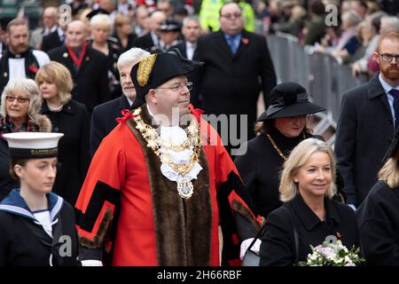 Le 100e défilé d'armistice de Bedworth qui a lieu le 11 novembre 2021.Sur la photo, le conseiller municipal du maire de Bedworth, Rob Tromans, participe au défilé. Banque D'Images