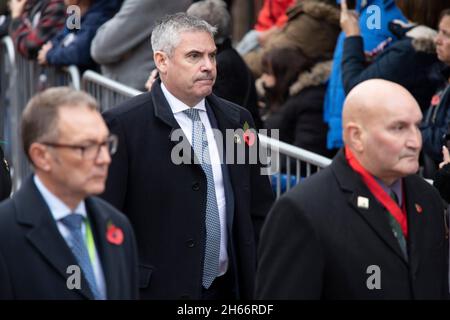Le 100e défilé d'armistice de Bedworth qui a lieu le 11 novembre 2021.Craig Tracey, député de Nuneaton et de Bedworth, prenant part au défilé. Banque D'Images