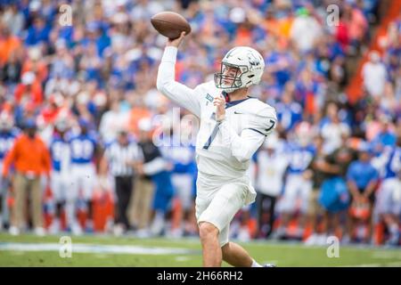13 novembre 2021 : le quarterback de Samford Bulldogs Liam Welch (7) se lance devant un coéquipier pendant le match de football de la NCAA entre les Samford Bulldogs et les Florida Gators au stade Ben Hill Griffin Gainesville, FL.Jonathan Huff/CSM. Banque D'Images