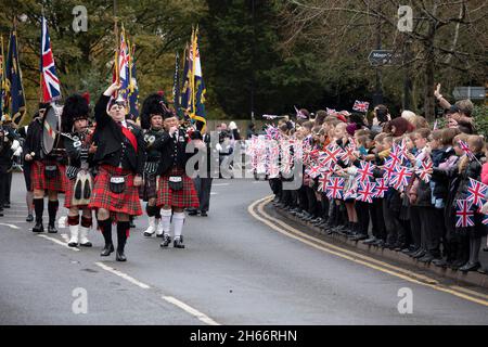 Le 100e défilé d'armistice de Bedworth qui a lieu le 11 novembre 2021.Le défilé fait qu'il est le chemin de Rye Piece Ringway après le service. Banque D'Images