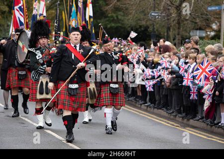 Le 100e défilé d'armistice de Bedworth qui a lieu le 11 novembre 2021.Le défilé fait qu'il est le chemin de Rye Piece Ringway après le service. Banque D'Images