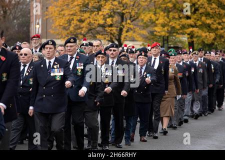 Le 100e défilé d'armistice de Bedworth qui a lieu le 11 novembre 2021.Le défilé fait qu'il est le chemin de Rye Piece Ringway après le service. Banque D'Images