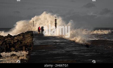 Storm Clara atteint la côte nord-irlandaise à Castlerock, en écrasant les vagues qui engloutissent le quai. Banque D'Images