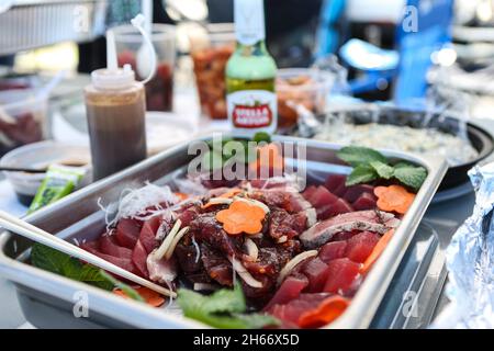 Las Vegas, Nevada, États-Unis.13 novembre 2021.Adapter le style hawaïen avant le match de football de la NCAA avec les guerriers d'Hawaï et les rebelles de l'UNLV au stade Allegiant de Las Vegas, Nevada.Christopher Trim/CSM/Alamy Live News Banque D'Images