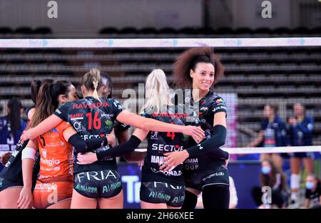 Trento, Italie.13 novembre 2021.Valentina Diouf (Bartoccini Infissi Pérouse) pendant Delta Despar Trentin vs Bartoccini Fortinfissi Pérouse, Volleyball Italien série A1 femmes Match à trente, Italie, novembre 13 2021 crédit: Agence de photo indépendante/Alay Live News Banque D'Images