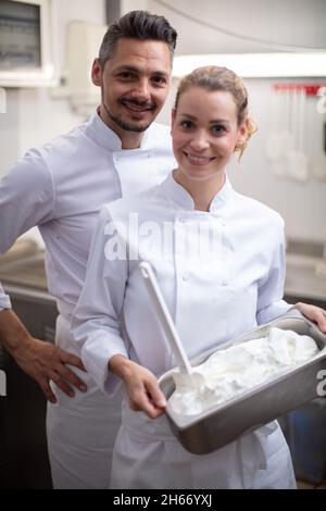 homme et femme travaillant dans l'usine de glace Banque D'Images