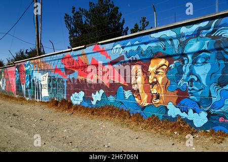 Senkata, El Alto, Bolivie.13 novembre 2021.Une fresque murale à l'extérieur de l'usine de Senkata protestant contre la loi 2029 de l'eau potable et des infrastructures sanitaires (Ley de Agua podrble y Alcantarillado Sanitario) du 29 octobre 1999.En plus de légiférer pour améliorer l'accès et l'infrastructure de ces systèmes, la loi a également été conçue pour encourager les investissements privés et étrangers dans des projets connexes.Cela a conduit à des plans de privatisation controversés et à des protestations contre eux, notamment les guerres de l'eau de Cochabamba entre décembre 1999 et avril 2000. Banque D'Images