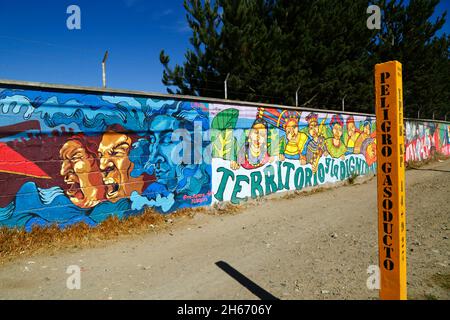 Senkata, El Alto, Bolivie.13 novembre 2021.Des peintures murales sur le mur à l'extérieur de l'usine de combustible de Senkata et un message d'avertissement de la présence d'un gazoduc souterrain.Le massacre de Senkata a eu lieu ici le 19 novembre 2019 pendant la violence après les élections présidentielles controversées du 20 octobre 2019.Des affrontements violents entre les forces de sécurité et les partisans de l'ancien président Evo Morales (démissionnaire le 10 novembre) qui avaient été bloqués dans l'usine ont fait au moins 8 morts parmi les civils. Banque D'Images