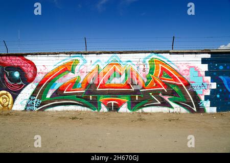 Senkata, El Alto, Bolivie.13 novembre 2021.Une fresque avec le mot « Lucha » (lutte ou lutte) sur le mur à l'extérieur de la centrale de Senkata.Le massacre de Senkata a eu lieu ici le 19 novembre 2019 pendant la violence après les élections présidentielles controversées du 20 octobre 2019.Des affrontements violents entre les forces de sécurité et les partisans de l'ancien président Evo Morales (démissionnaire le 10 novembre) qui avaient été bloqués dans l'usine ont fait au moins 8 morts parmi les civils. Banque D'Images